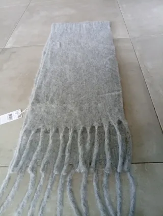 Bufanda Mango oversize suave gris