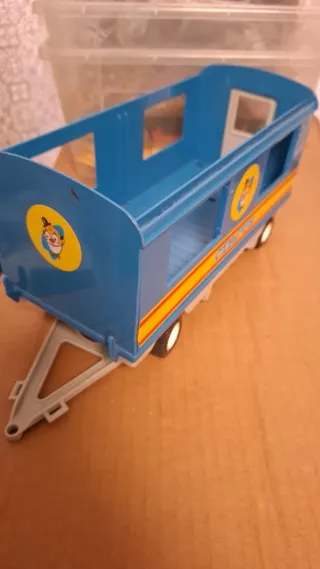 Remolque de circo azul