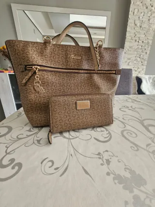 Bolso Guess Mediano Marrón y Cartera