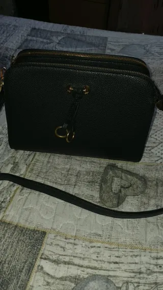 Carteira preta com detalhes dourados