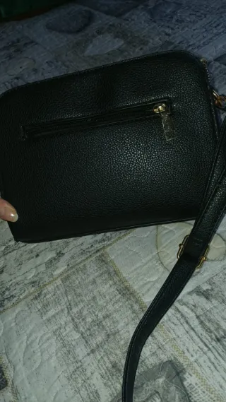 Carteira preta com detalhes dourados