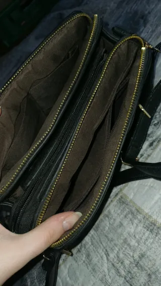 Carteira preta com detalhes dourados