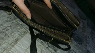 Carteira preta com detalhes dourados