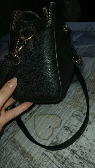 Carteira preta com detalhes dourados