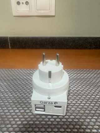 Adaptador Enchufe Garza  2 USB A y   1 Tipo C