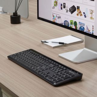 Amazon Basics Teclado ultrafino de tamaño completo y ratón inalámbrico, silencioso y recargable con teclado numérico, ES/MX Layout Gray, color negro