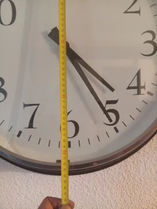 Reloj de pared plateado y blanco