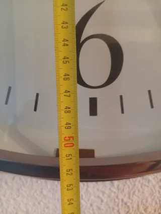 Reloj de pared plateado y blanco