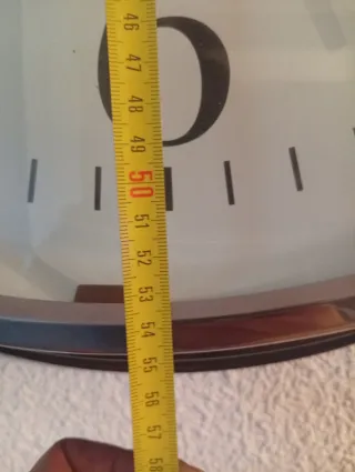 Reloj de pared plateado y blanco