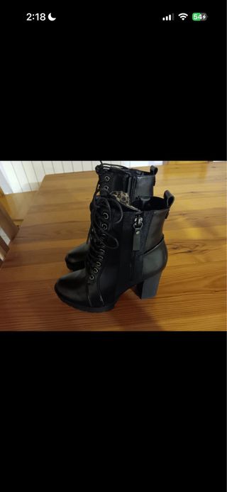 Botines negros con cordones y cremallera