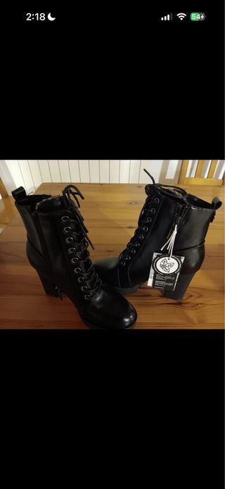 Botines negros con cordones y cremallera