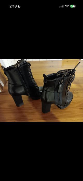 Botines negros con cordones y cremallera