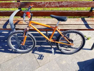 Bicicleta infantil naranja como nueva