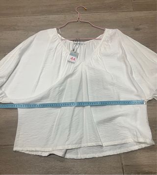 Blusa Blanca Cuello Pico Manga Murciélago Talla 44