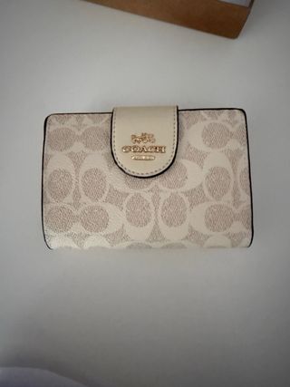 Carteira Coach bege e dourada