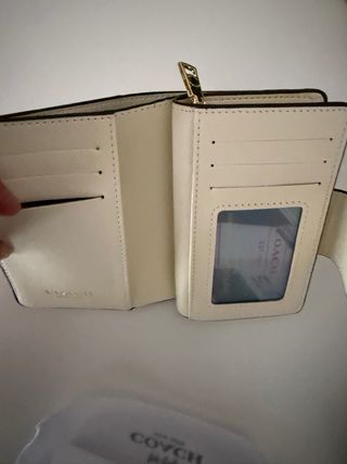 Carteira Coach bege e dourada