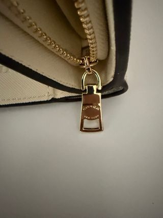 Carteira Coach bege e dourada