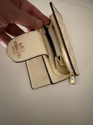 Carteira Coach bege e dourada