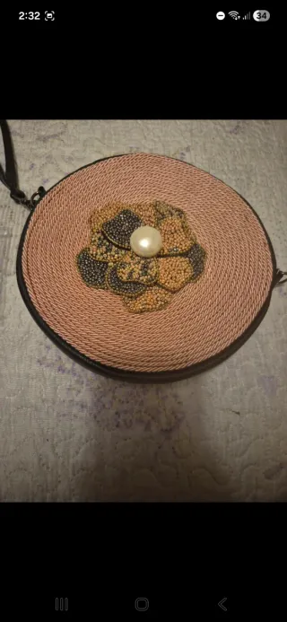 Bolso redondo dorado y rosa con flor