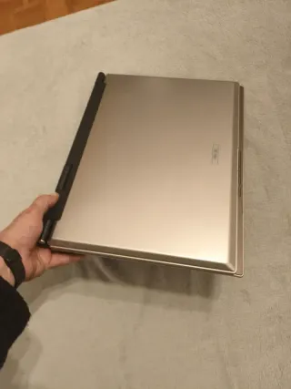 ASUS Z83C 17” + Mochila Targus premium – Todo OK