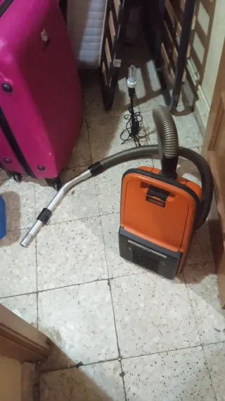 Aspiradora Naranja y Negra