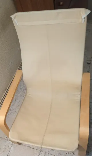 Sillón de tela y madera color beige