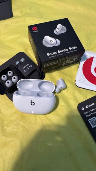 Beats Studio Buds Auricular derecho+ Cargador
