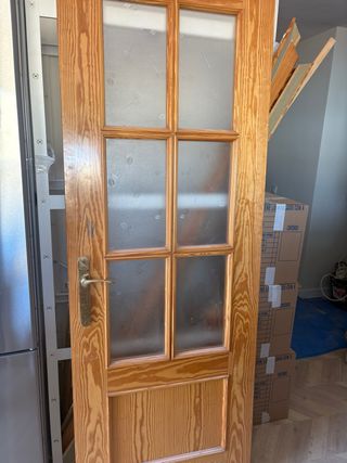 Puerta de madera con cristal