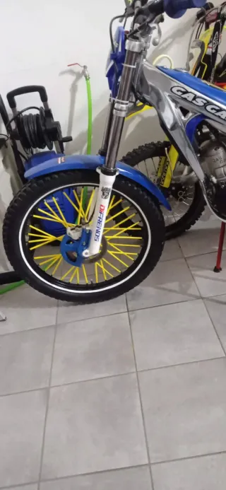 Moto de trial Gas Gas azul y roja