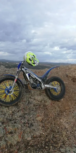 Moto de trial Gas Gas azul y roja