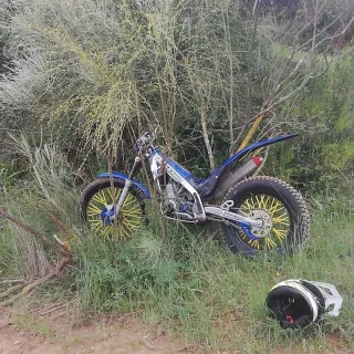 Moto de trial Gas Gas azul y roja