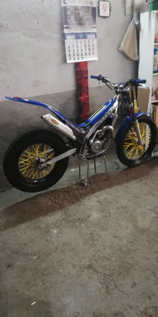 Moto de trial Gas Gas azul y roja