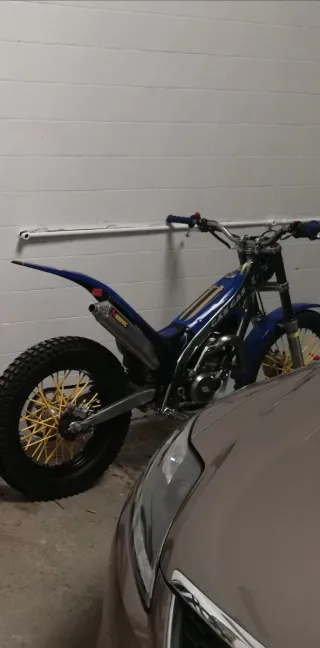 Moto de trial Gas Gas azul y roja