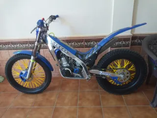 Moto de trial Gas Gas azul y roja