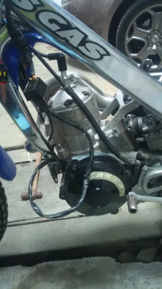 Moto de trial Gas Gas azul y roja