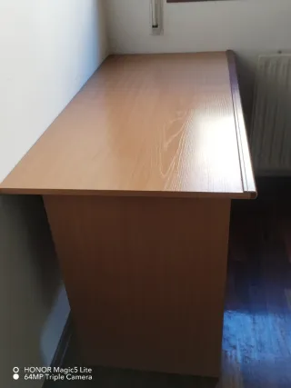 Escritorio madera beige y marrón