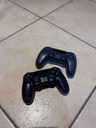 PS4 + 2 Controller - Ottime condizioni