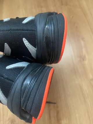 Zapatillas Adidas orketro Negras y Naranjas