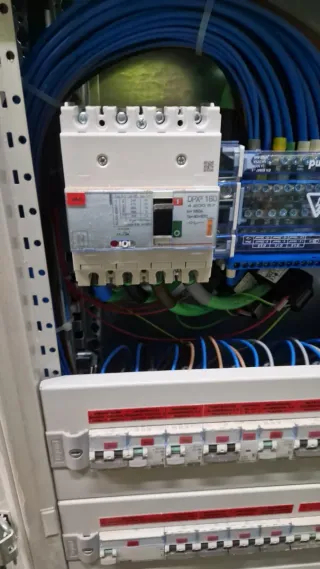 Electricista Profesional. Instalación y reparación