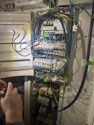 Electricista Profesional. Instalación y reparación