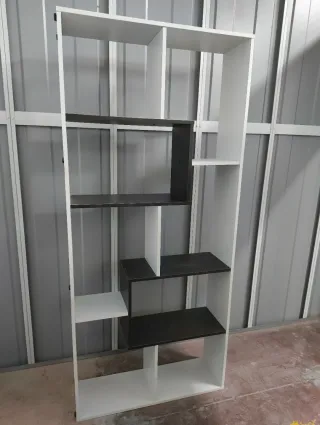 Estantería modular blanca y negra