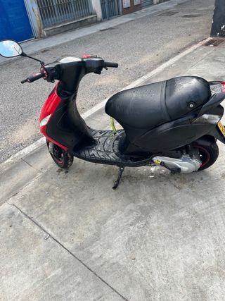 Piaggio Zip Roja y Negra