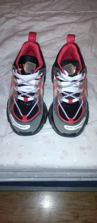 Zapatillas deportivas negras y rojas