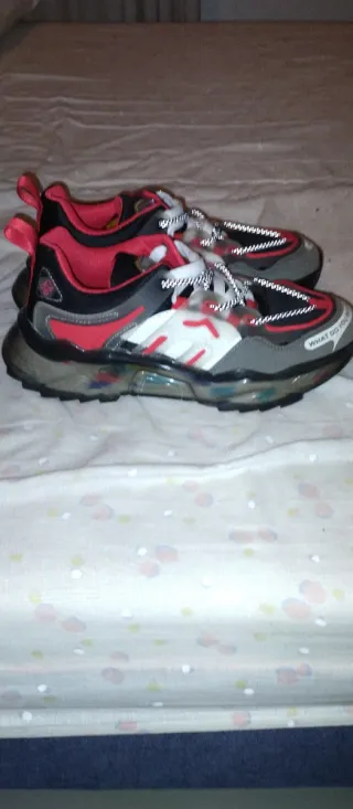 Zapatillas deportivas negras y rojas