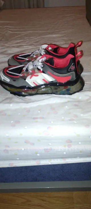 Zapatillas deportivas negras y rojas