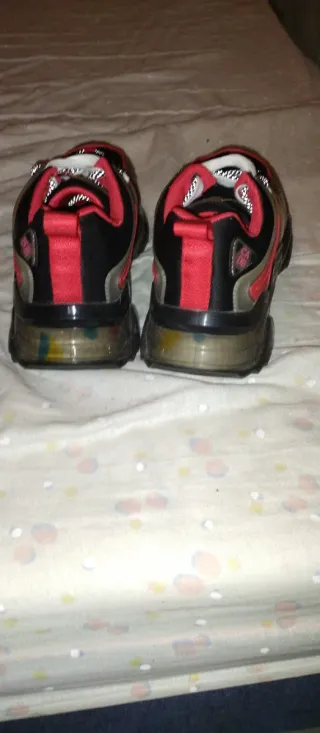 Zapatillas deportivas negras y rojas