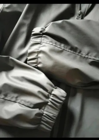 Chaqueta gris de Zara Man.