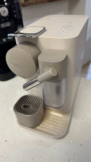 Cafetera DeLonghi Nespresso Beige
