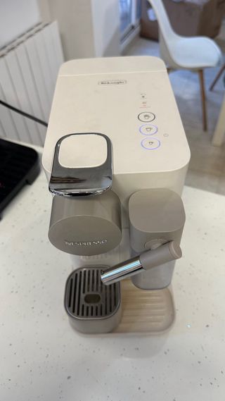 Cafetera DeLonghi Nespresso Beige