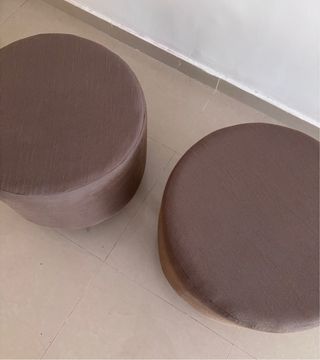 Dos puffs tapizados marrón